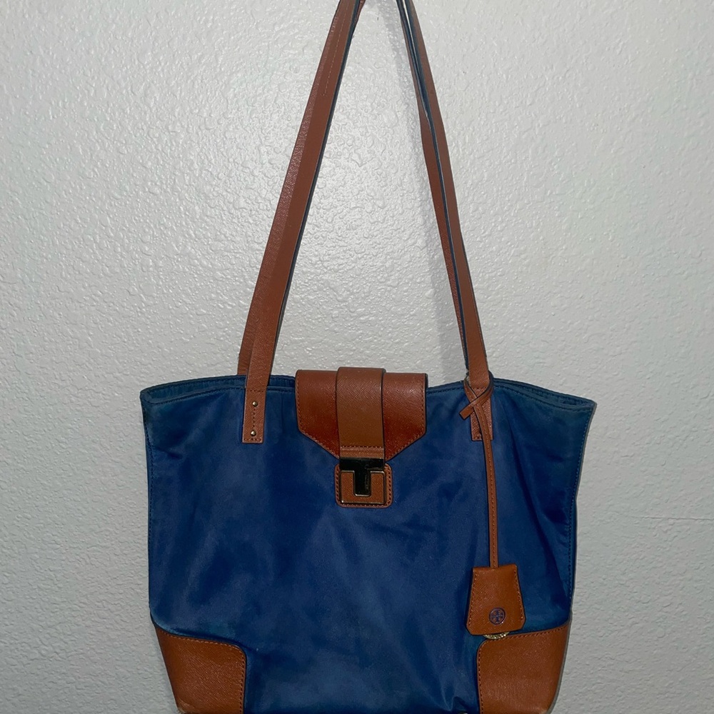Elegant Tory Burch Penn Nylon and leather tote bag